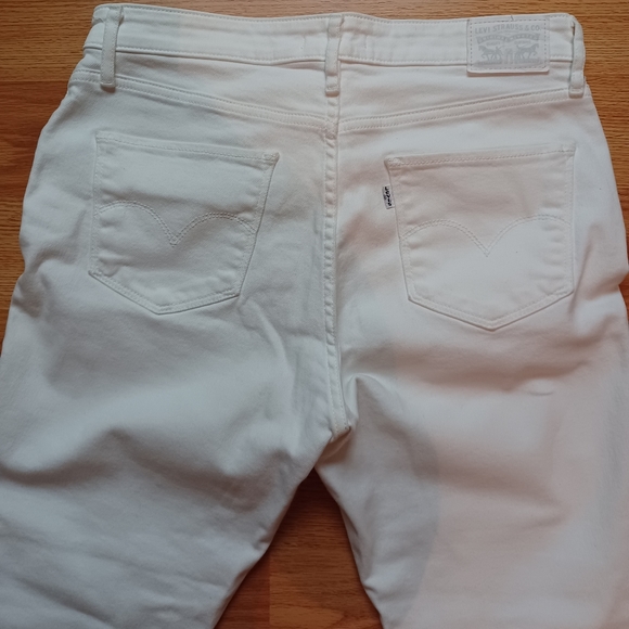 Crisp White Levis - Picture 5 of 6